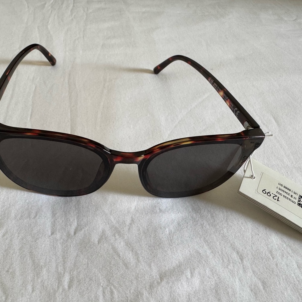 Stylish Tortoiseshell Sunglasses - Picture 8 of 8